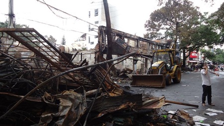 Cận cảnh hoang tàn sau vụ cháy khu phố thương mại lớn nhất Đắc Lắc - 5 Theo