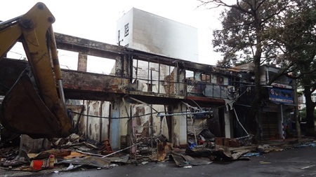 Cận cảnh hoang tàn sau vụ cháy khu phố thương mại lớn nhất Đắc Lắc - 6 Theo