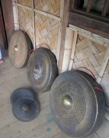 Đào được 8 chiêng đồng khi đi làm rẫy - 1 Bộ chiêng đồng đã được trả giá hơn 100 triệu đồng (Ảnh minh họa)