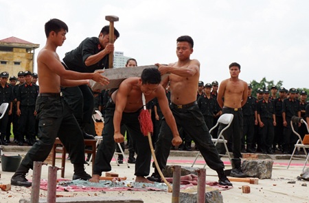 Những màn chịu đòn dũng mãnh của CSCĐ Việt Nam - 1 Pha công lực bằng búa tạ phá chồng gạch trên lưng, dưới cổ cắm giáo