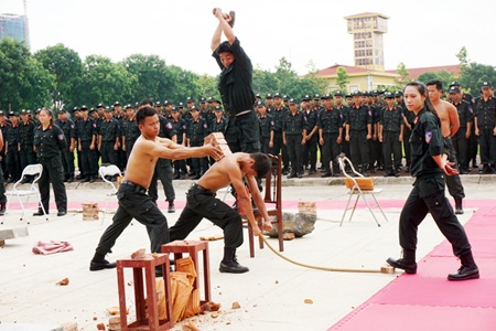 Những màn chịu đòn dũng mãnh của CSCĐ Việt Nam - 2 Pha công lực bằng búa tạ phá chồng gạch trên lưng, dưới cổ cắm giáo