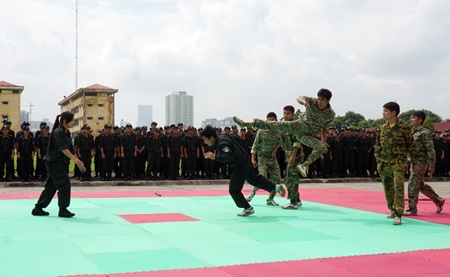 Những màn chịu đòn dũng mãnh của CSCĐ Việt Nam - 11 Đôi nam nữ hạ gục 5 thanh niên có hung khí.
