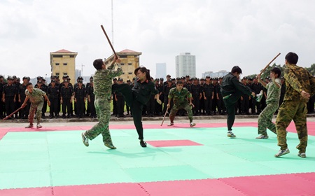 Những màn chịu đòn dũng mãnh của CSCĐ Việt Nam - 12 Đôi nam nữ hạ gục 5 thanh niên có hung khí.