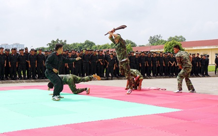 Những màn chịu đòn dũng mãnh của CSCĐ Việt Nam - 3 ... pha ngả người tránh đòn khi đối tượng tấn công bằng đao