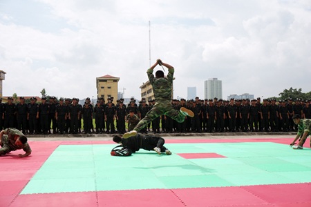 Những màn chịu đòn dũng mãnh của CSCĐ Việt Nam - 4 ... pha ngả người tránh đòn khi đối tượng tấn công bằng đao