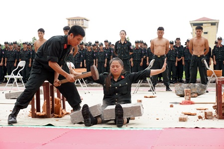 Những màn chịu đòn dũng mãnh của CSCĐ Việt Nam - 7 Những pha khí công phá đá