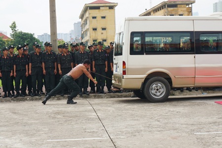 Những màn chịu đòn dũng mãnh của CSCĐ Việt Nam - 8 Dùng thanh sắt đẩy ô tô 16 chỗ bằng yết hầu
