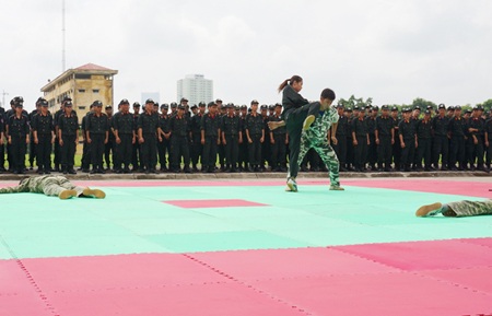 Những màn chịu đòn dũng mãnh của CSCĐ Việt Nam - 9 1 nữ hạ gục 3 nam có hung khí