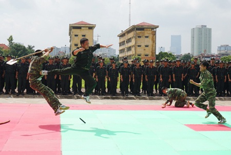Những màn chịu đòn dũng mãnh của CSCĐ Việt Nam - 10 Pha hạ gục 3 đối tượng có hung khí.