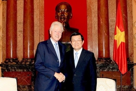 Chủ tịch nước đề nghị Hoa Kỳ dỡ bỏ cấm bán vũ khí sát thương - 1 Chủ tịch nước Trương Tấn Sang tiếp cựu Tổng thống Hoa Kỳ Bill Clinton. Ảnh: TTXVN