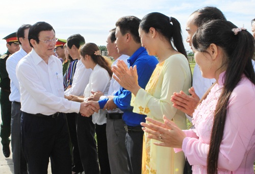 Chủ tịch nước Trương Tấn Sang với cán bộ, nhân dân huyện đảo Bạch Long Vỹ. Ảnh: Nguyễn Khang-TTXVN