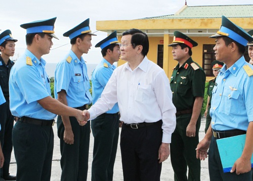 Chủ tịch nước Trương Tấn Sang với cán bộ, nhân dân huyện đảo Bạch Long Vỹ. Ảnh: Nguyễn Khang-TTXVN