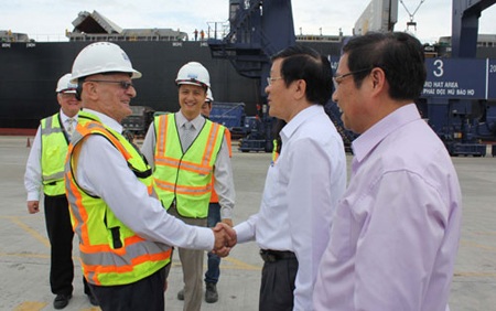 Chủ tịch nước thăm hỏi,
cán bộ công Ůhân làm việc ở cảng