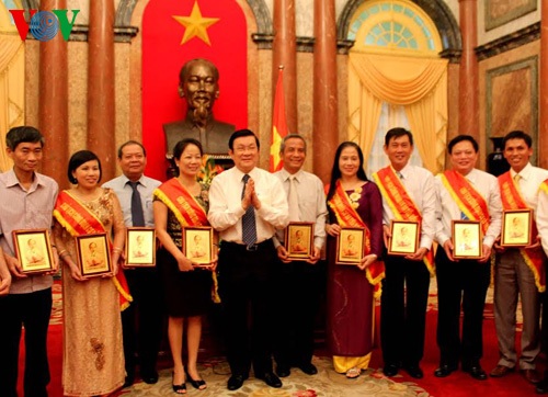 Chủ tịch nước gặp mặt chủ tịch công đoàn cơ sở tiêu biểu - 1 Chủ tịch nước Trương Tấn Sang chụp ảnh lưu niệm với các chủ
tịch công đoàn tiêu biểu. Ảnh: VOV