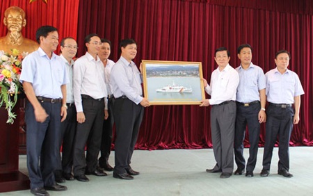 Chủ tịch nước tặng
quà cho công ty đóng tàu Hạ Long