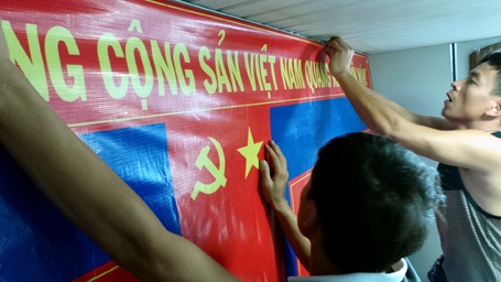 Các cán bộ, chiến sĩ tàu CSB 4034 tự tay trang trí, chuẩn bị cho buổi lễ nghiêm trang.