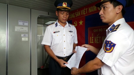 Thượng úy Lê Hồng Châu - Bí thư Chi bộ, Chính trị viên tàu CSB 4034 - đọc Quyết định Kết nạp Đảng.