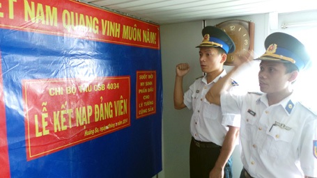 Thượng úy Lê Hồng Châu - Bí thư Chi bộ, Chính trị viên tàu CSB 4034 - đọc Quyết định Kết nạp Đảng.