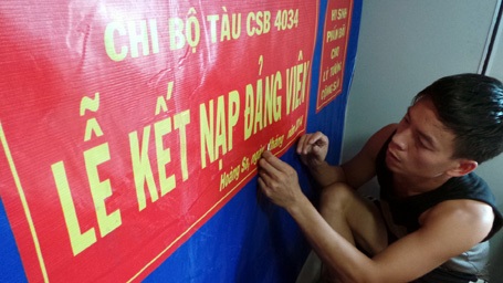 Các cán bộ, chiến sĩ tàu CSB 4034 tự tay trang trí, chuẩn bị cho buổi lễ nghiêm trang.