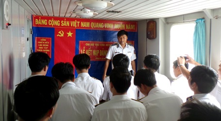 Một chiến sĩ được kết nạp Đảng đọc lại lời tuyên thệ trước khi buổi lễ diễn ra.