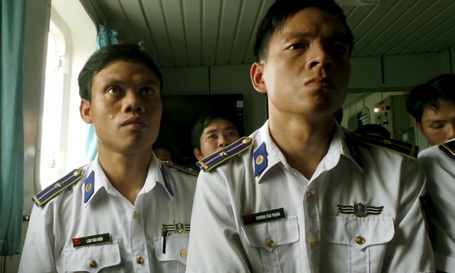 Một chiến sĩ được kết nạp Đảng đọc lại lời tuyên thệ trước khi buổi lễ diễn ra.