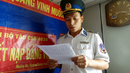 Vinh dự và tự hào, Thiếu úy Trương Văn Trọng đọc Đơn xin vào Đảng.