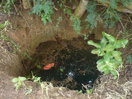 Giếng nước nơi phát hiện xác mẹ con chị T.