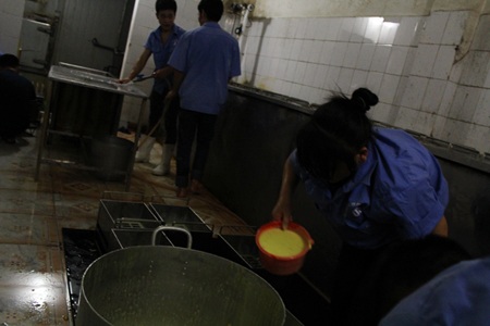 Công nhân này cho biết chỉ cần phụ gia màu đậu xanh là làm thành kem đậu xanh