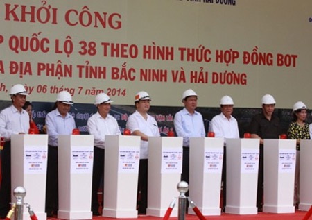 Khởi công dự án Cải tạo nâng cấp QL38 đoạn nối QL1 với QL5 - 2 Nhấn nút khởi công
