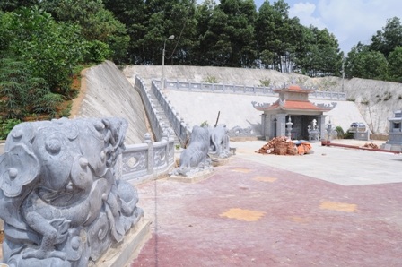 Ban thờ trong khu lăng mộ ghi rõ tên tuổi chủ nhân khu lăng mộ.