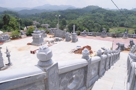 Ngoài đường lên bằng ô tô, khu lăng mộ còn có cả đường bộ dẫn lên đỉnh đồi.