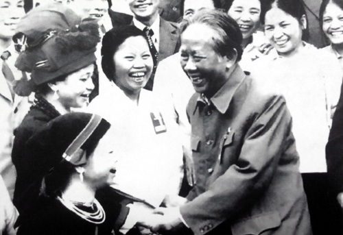 Cha tôi - 1 Tổng Bí thư Lê Duẩn trong một chuyến công tác xuống thăm cơ sở