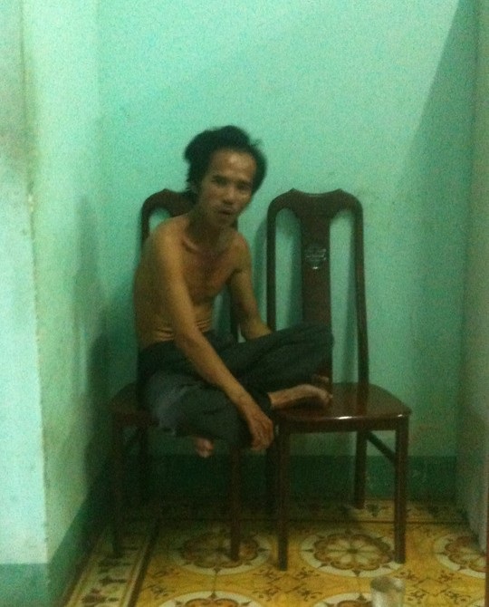 Rượt chém mẹ chỉ là “đùa tí thôi”! - 1 Tên ma men cầm dao rượt mẹ