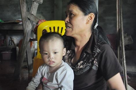 Xót xa cậu bé bị bỏ rơi nơi hang đá bị gán tiếng là “ma rừng” - 2 Vì lời đồn ác quái chị Nhung và cháu Thắng không dám ra khỏi nhà.
