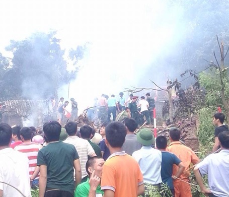 Rất đông người dân tập trung quanh hiện trường vụ tai nạn. (Ảnh: CTV)