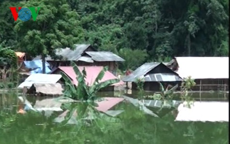 Nhiều ngôi nhà ở bản Phiêng Luông vẫn ngập sâu trong nước