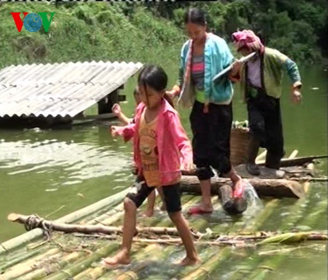 Bà con phải đi lại bằng bè mảng