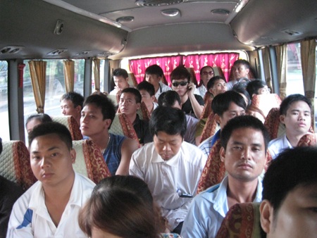 Cảnh chen chúc thường thấy trong xe khách