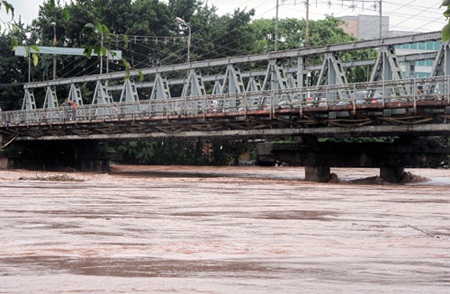 Nước trên sông Kỳ
Cùng lên caů trong đợt bão số 2. Ảnh: Thắng Trung-TTXVN