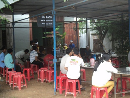 Đi đánh cá bị lật ghe, 1 người chết đuối - 1 Gia đình tổ chức đám tang cho nạn nhân xấu số