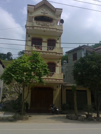 Trộm vào nhà, quan chức lộ ra vàng khối, tiền tỷ - 2 Ngôi nhà của vợ chồng
ông Hòa bị trộm “hỏi thăm”.