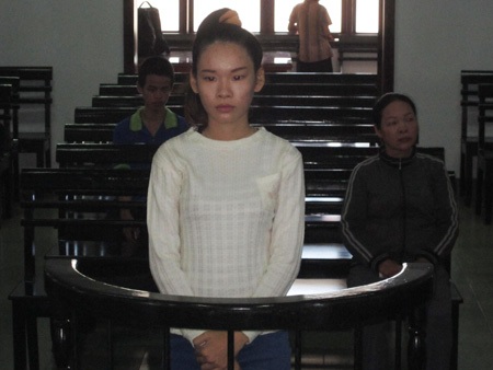 Trộm ví của bạn, thiếu nữ đi tù 6 tháng - 1 Bị cáo Phạm Anh Thư trước vành móng ngựa.