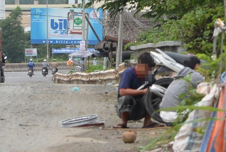 “Đinh tặc” lộng hành trên quốc lộ 51 - 2 Một điểm vá xe trên quốc lộ 51 và khách thường bị chặt chém mỗi khi đưa xe vào đây vá