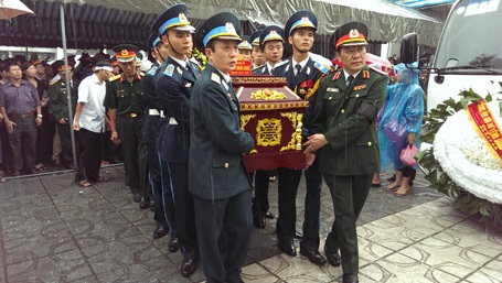 Lễ viếng, truy điệu 18 chiến sĩ hi sinh trong vụ máy bay rơi - 17 Tiễn đưa các anh trong cơn mưa tầm tã