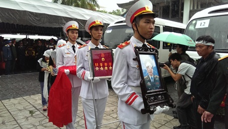 Lễ viếng, truy điệu 18 chiến sĩ hi sinh trong vụ máy bay rơi - 18 Tiễn đưa các anh trong cơn mưa tầm tã