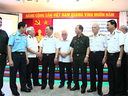 Các đại biểu trao đổi tại hội thảo. Ảnh: QĐND