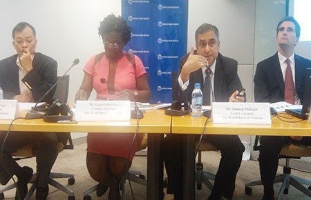 Các chuyên gia Ngân hàng thế giới trả lời báo chí. Ảnh: T.HẰNG