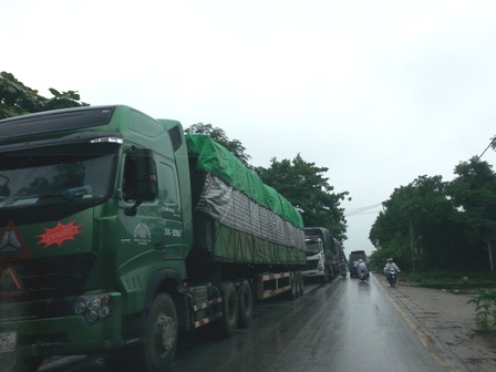 Hầu như địa phương nào cũng có 1 đoàn xe vua được bảo kê bởi các quan chức (Ảnh minh họa)