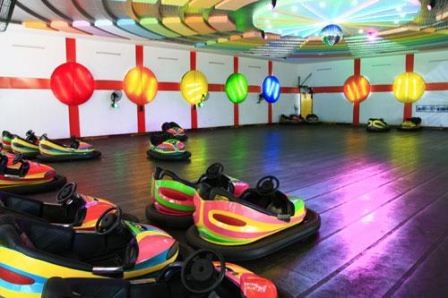 Bị vỡ gan trong tuần trăng mật vì chơi xe điện đụng - 1 Bị vỡ gan trong tuần trăng mật vì chơi xe điện đụng