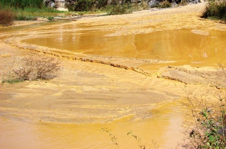 Bùn đỏ tràn ngập ruộng lúa - 1 Bùn đỏ tràn ngập ruộng lúa